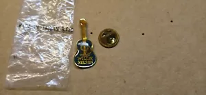Vintage Akustikgitarre geformter Pin - Shirt / Hut Pin - (1 1/2 Zoll lang) - Bild 1 von 1