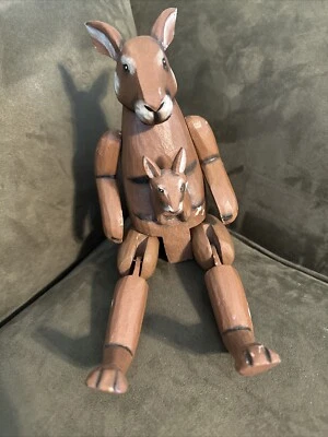 Estante de madera tallada articulada vintage canguro cuidador brazos y patas móviles Foto 1 de 4