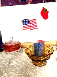 VIDRIO INDIANA CON ACENTO ROJO PLATO DE CARAMELO CON TAPA MÁS CANDELABRO DE VIDRIO ÁMBAR - Imagen 1 de 4