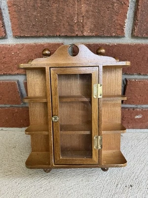Pequeño gabinete de madera para curiosidades japonés vintage estante para chucherías con puerta de vidrio Foto 1 de 4