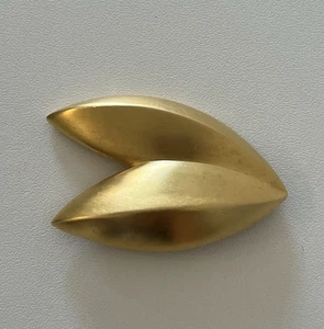 Broche prendedor de hojas de pétalo vintage firmado en oro mate - Imagen 1 de 17