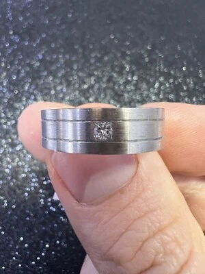 Anillo de oro blanco de 14 K para hombre con banda de diamante de corte princesa tallado artístico Foto 1 de 4