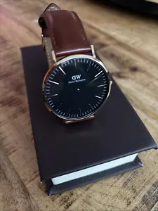 Neuwertige Daniel Wellington Classic St Mawes Klassische Herrenuhr Braun Gold 40 - Bild 1 von 14
