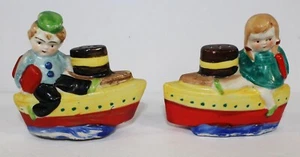 Vintage Junge und Mädchen auf Schiffen Salz & Pfefferstreuer handbemalt Japan 3" - Bild 1 von 3