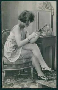 gewagtes Foto französische gewagte sexy Frau & Parfumflakon original um 1920 Postkarte - Bild 1 von 2