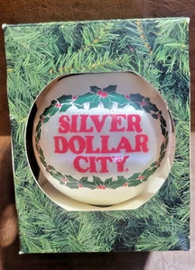 Vintage Argento Dollaro Città Decorazione Natalizia Filo Bianco 1993 - Foto 1 di 6