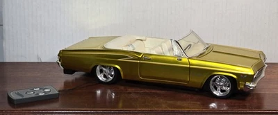 Luces remotas con cable Hot Wheels Chevy Impala SS convertible Lowrider dorado años 60 Foto 1 de 4