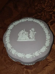 Wedgwood lila und weiß Jasperware Schmuckschatulle Jungfrau mit Harfe - Bild 1 von 9