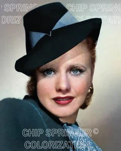 GINGER ROGERS INDOSSA UN CAPPELLO A FASCIA BLU BELLISSIMA FOTO A COLORI DI CHIP SPRINGER - Foto 1 di 1