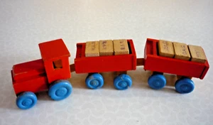 altes Spielzeug: kleine Eisenbahn mit 2 Waggons und Beladung Holz 60er Jahre - Bild 1 von 8