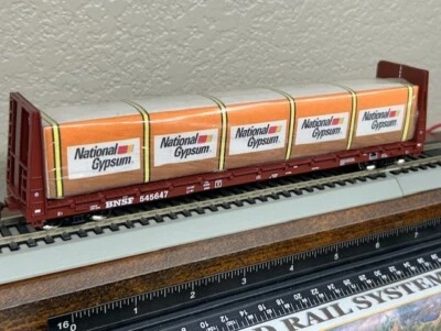 BNSF - 60 ft BULKHEAD LUMBER w/NATIONAL GYPSUM DRYWALL CUSTOM LOAD HO SCALE NEW - Image 1 of 4