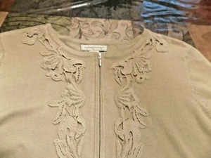 SUÉTER CHRISTOPHER BANKS CREMALLERA FRONTAL BEIGE MANGAS 3/4 Y ELEGANTE FRONTAL TALLA L - Imagen 1 de 6