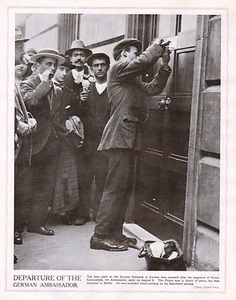 1914 PRINT WWI ~ REMOVING DOOR PLATE OF GERMAN EMBASSY IN LONDON ~ LICHNOWSKY - Picture 1 of 1