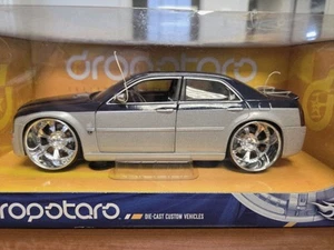 Hotwheels 1/24 dropotaro chrysler 300C 2 toni nuovo con scatola - Foto 1 di 5