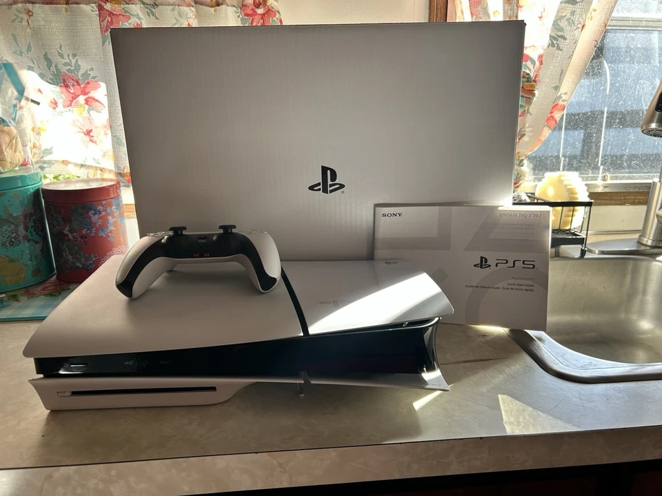 Consola de juegos Sony PlayStation 5 versión disco delgado blanca, 1 TB Foto 1 de 3