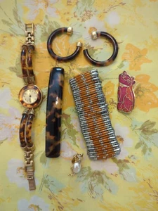 SALE Vintage Schmuck Konvolut 7 Teile Katzen Pins Katzenauge Haarspange Ohrringe Uhr - Bild 1 von 9