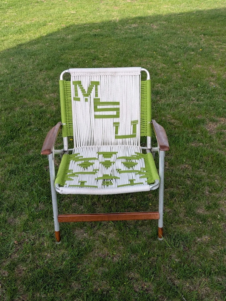 SILLA DE CÉSPED PLEGABLE DE ALUMINIO TEJIDO MACRAMÉ DE COLECCIÓN MSU UNIVERSIDAD ESTATAL DE MICHIGAN  Foto 1 de 4