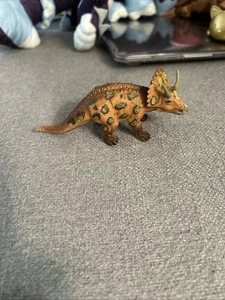 Brauner Styracosaurus Diceratops Kunststoff Dinosaurier Spielzeug - Bild 1 von 7
