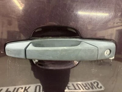 Manija de puerta exterior delantera izquierda usada se adapta a: camioneta Chevrolet Silverado 1500 2008 Foto 1 de 4