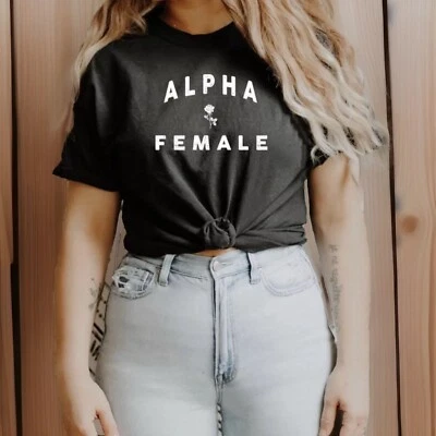 Camiseta ALPHA MUJER Mujer Grande Negra Lona Niña Jefe Feminismo Cita Gráfico Foto 1 de 4