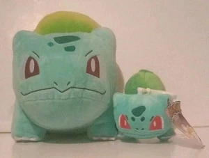 Bulbasaur WCT 7 Zoll Pokemon Anime Stofftier Plüschtier & Tomy 4 Zoll Schlüsselanhänger (2 Stück) - Bild 1 von 8