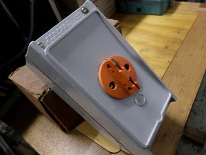 NILSEN - SINGLE PHASE 55 amp ISOLATING SWITCH - WRC155A - METAL ENCLOSURE  - Picture 1 of 6