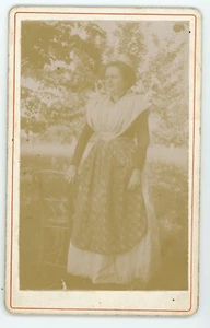 PHOTO photographie, une arlésienne Marie Bouc dans un jardin - Picture 1 of 2