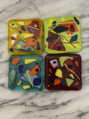 juego de cuatro posavasos de vidrio fundido hechos a mano con un diseño abstracto moderno firmado Foto 1 de 4
