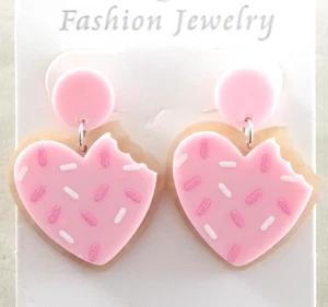 NUEVO GALLETA EN FORMA DE CORAZÓN CON ASPERSIONES Y MORDIDA EN CAPAS ACRÍLICO PENDIENTES COLGANTES - Imagen 1 de 17