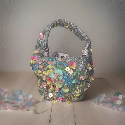 Bolsa de mão com miçangas virais feita na Índia cinza com design floral pequena boho chique - Imagem 1 de 4
