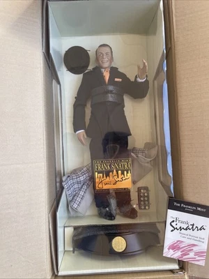 Muñeca retrato de porcelana Franklin Mint FRANK SINATRA 17" con base musical en caja Foto 1 de 4