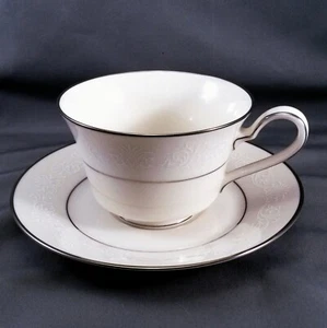 Noritake Marseille Teetasse und Untertasse Set 8 Unzen Elfenbein Weiß Schnörkel Platinrand - Bild 1 von 8