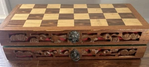 Fernost Schachspiel in handgeschnitzter Holzkiste & Brett Resin Figuren Vintage - Bild 1 von 24