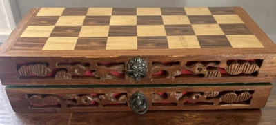 Juego de ajedrez del Lejano Oriente en caja de madera tallada a mano y tablero piezas de resina de colección Foto 1 de 4