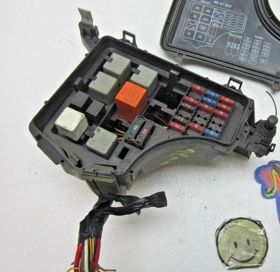 94 95 96 98 1997 97 SAAB 900 CAJA DE FUSIBLES RELÉ INTERRUPTOR PANEL CUBIERTA MOTOR 2.3L Foto 1 de 4