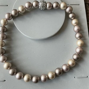 Pierre Kang Perlenkette, Zarte Farben, Verschluss Silber mit Zirkonia Steinen - Bild 1 von 6