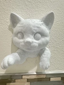 Niedliche Katze Wandskulptur 9x7x4 verspielte Katze kommt aus Wandhalterung Hängedeko - Bild 1 von 6