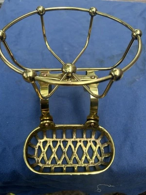 Jabón y soporte de esponja de latón antiguo con patas Foto 1 de 4