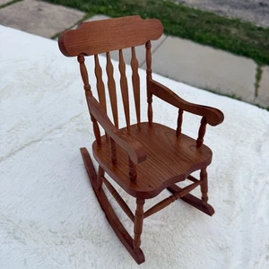 Mecedora vintage hecha a mano para muñeca decoración con papeleo en soporte para plantas de artista - Imagen 1 de 7