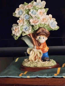 Sammelfigur Junge unter blühendem Baum handbemalt Resin  - Bild 1 von 10