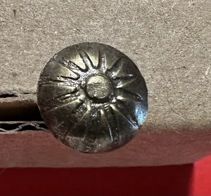 Polsternägel Heftklammern 0,42 Zoll Kopfdurchmesser Antik Daumen Stecknadeln Bronzefarben 50 Stück - Bild 1 von 4