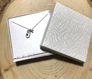 EDLE SILBER PLATER BUCHSTABE J HERZ HALSKETTE NEU MIT ETIKETT $50 IN GESCHENKBOX - Bild 1 von 4