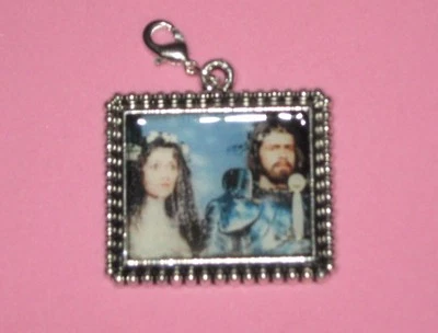 "REY ARTURO Y NOVIA" -DIJE ÚNICO CON BROCHE DE GARRA DE LANGOSTA-COLGANTE Foto 1 de 2