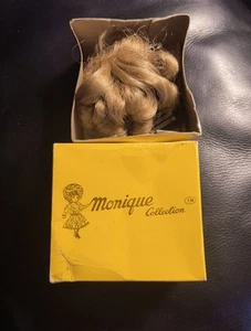 Parrucca bambola collezione Monique 4"-5" bionda rinnegata modacrilica nuova vecchio magazzino - Foto 1 di 8