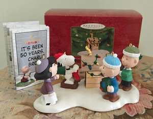 Hallmark Woodstock On Dog House Linus, Lucy & Snoopy Charlie Brown Display 2000 - Picture 1 of 6