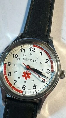 Reloj de enfermera Dakota pequeño 29 mm, esfera militar resistente al agua, cuero negro Foto 1 de 4