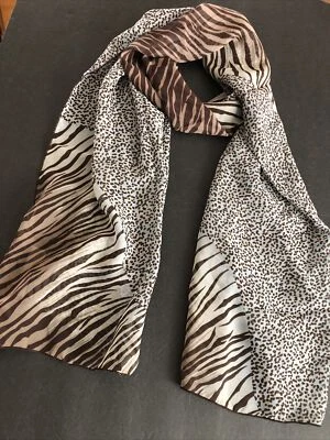 全新无标签 TANNER 100% 真丝雪纺围巾 (64x16) 动物印花 棕色/蓝色 — 第 1/4 张图片