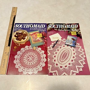 2 South Maid 1993 & 1995 Coats & Clark Häkelanleitungen Bücher Deckchen - Bild 1 von 2