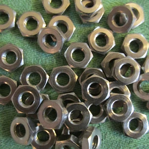 Din 439 Messing vernickelt M 6 Muttern flach NEU 50 Stück Sechskantmuttern - Bild 1 von 2