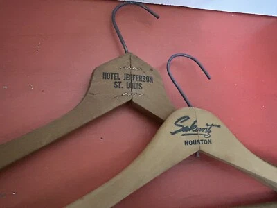 2 件老式木制广告衣架圣路易斯和萨科维茨休斯顿酒店 — 第 1/4 张图片